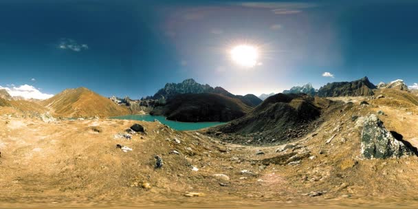 VR Gokyo Ri Bergsee in der Wintersaison. Wilde Himalaya-Hochgebirgsnatur und Bergtal. Felsige Hänge mit Eis bedeckt. — Stockvideo