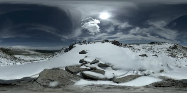 UHD 4K 360 VR de la parte superior de montaje nevado. La luz del sol en la cima y el paisaje de hielo. Invierno rocas congeladas — Vídeo de stock