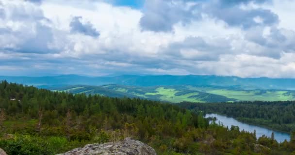 Mountain Lake time-lapse w okresie letnim lub jesiennym. Dzika przyroda i wiejskie pole. Ruch chmur, zielona trawa i dramatyczne niebo. Suwak z wózkiem silnikowym — Wideo stockowe