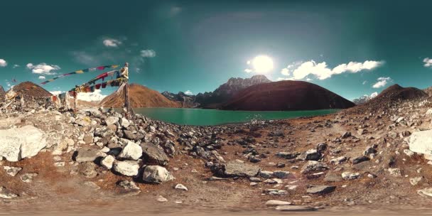 VR Lago de montaña Gokyo Ri en la temporada de invierno. Himalaya salvaje naturaleza de gran altitud y valle del monte. Pendientes rocosas cubiertas de hielo. — Vídeos de Stock