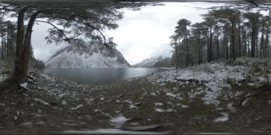 Dağ Gölü, kışın 360 Vr. Vahşi doğa ve dağ vadisi. Çam ağaçlarından yeşil orman ve gökyüzünde hızlı bulutlar.