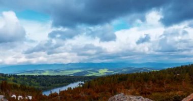 Dağ Gölü yaz ya da sonbahar zamanında zaman atlaması. Vahşi doğa ve kırsal alan. Bulutların hareketi, yeşil çimenler ve dramatik gökyüzü. Motorlu doli kaydırıcı