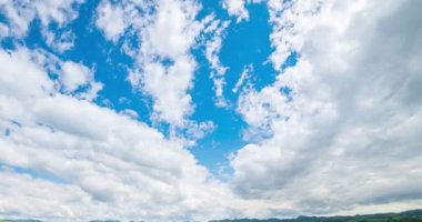 Yaz ya da sonbahar mevsiminde dağdaki çayır zaman atlaması. Vahşi doğa ve kırsal alan. Hızlı bulutlar, yeşil çimenler ve güneş ışınları.