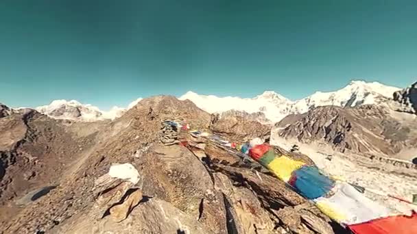 360 VR Gokyo Ri topo da montanha. Oração tibetana bandeira budista. Himalaias selvagens natureza de alta altitude e monte vale. Encostas rochosas cobertas de gelo. Movimento Panorama — Vídeo de Stock