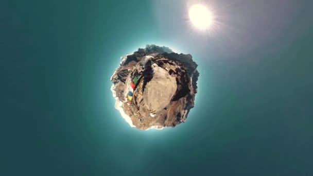 360 VR Gokyo Ri mountain top. Tibetan prayer Buddhist flag. Wild Himalayas high altitude nature and mount valley. Rocky slopes covered with ice. Tiny planet transformation. — Stock Video