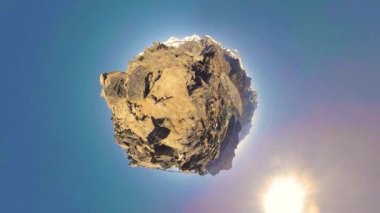 360 VR Gokyo Ri dağ tepesi. Tibet Budist bayrağı. Vahşi Himalayalar yüksek irtifa doğa ve dağ vadisi. Buzla kaplı kayalık yamaçlar. Küçük gezegen dönüşümü.