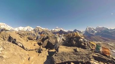 360 VR Gokyo Ri dağ tepesi. Tibet Budist bayrağı. Vahşi Himalayalar yüksek irtifa doğa ve dağ vadisi. Buzla kaplı kayalık yamaçlar. Panorama hareketi