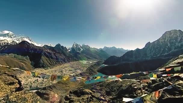 360 VR五鏡里山の頂上.チベットの祈りの仏教の旗。野生のヒマラヤの標高の高い自然と山の谷。岩の斜面は氷で覆われていた。パノラマの動き — ストック動画