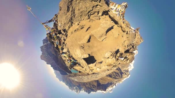 360 VR Gokyo Ri Bergspitze. Tibetische buddhistische Gebetsfahne. Wilde Himalaya-Hochgebirgsnatur und Bergtal. Felsige Hänge mit Eis bedeckt. Winzige Planeten-Transformation. — Stockvideo