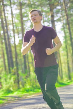 Adam güzel bir yaz gününde şehir parkında koşuyor. Spor fitness modeli Kafkasya etnik köken eğitimi.