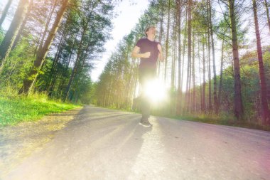 Adam güzel bir yaz gününde şehir parkında koşuyor. Spor fitness modeli Kafkasya etnik köken eğitimi.