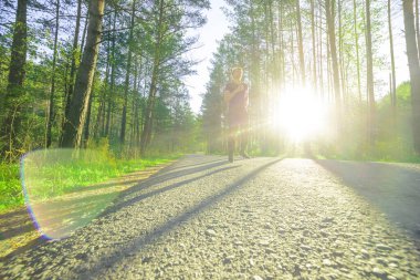 Adam güzel bir yaz gününde şehir parkında koşuyor. Spor fitness modeli Kafkasya etnik köken eğitimi.