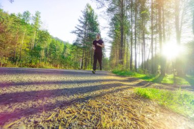 Adam güzel bir yaz gününde şehir parkında koşuyor. Spor fitness modeli Kafkasya etnik köken eğitimi.