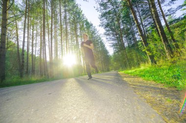Adam güzel bir yaz gününde şehir parkında koşuyor. Spor fitness modeli Kafkasya etnik köken eğitimi.