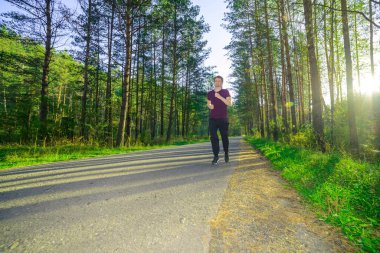 Adam güzel bir yaz gününde şehir parkında koşuyor. Spor fitness modeli Kafkasya etnik köken eğitimi.