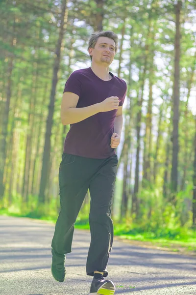Mann joggt bei schönem Sommertag in der Stadt Sport Fitness-Modell kaukasischen Ethnizität Training im Freien. — Stockfoto