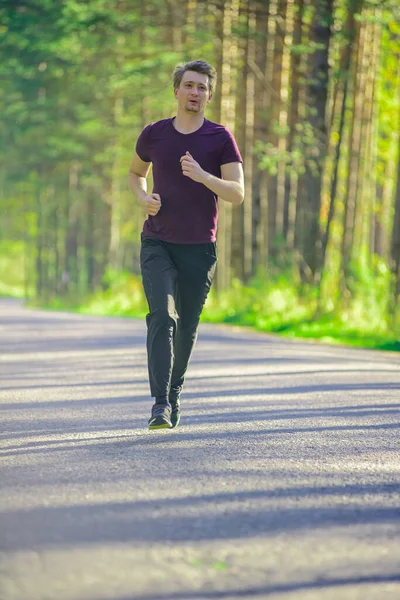 Hombre corriendo en la ciudad partk en hermoso día de verano. Deporte fitness modelo caucásico etnia entrenamiento al aire libre. —  Fotos de Stock
