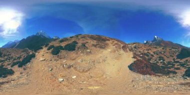 Nepal 'deki Dingboche ve Pheriche köyünün 4K VR' si, Everest ana kamp alanının temel noktası. EBC. Dağdaki Budist aptallığı..