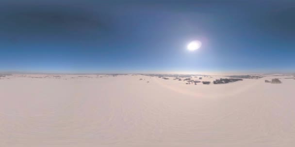 Vista aérea de drones 360 VR del frío paisaje invernal del campo ártico, árboles cubiertos de nieve helada, ríos de hielo y rayos de sol sobre el horizonte. Clima de baja temperatura extrema. Movimiento vertical lento. Ascensor — Vídeo de stock