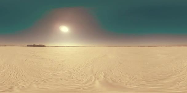 360 VR Drohne Luftaufnahme der kalten Winterlandschaft arktisches Feld, Bäume mit Frost Schnee, Eis Fluss und Sonnenstrahlen über Horizont bedeckt. Extrem niedrige Temperaturen. Niedrige Flughöhe schnell horizontal — Stockvideo