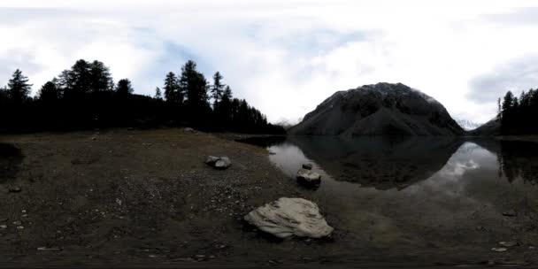 El lapso de tiempo del lago de montaña 360 vr en el tiempo de invierno. Naturaleza salvaje y valle del monte. Bosque verde de pinos y nubes rápidas en el cielo . — Vídeo de stock