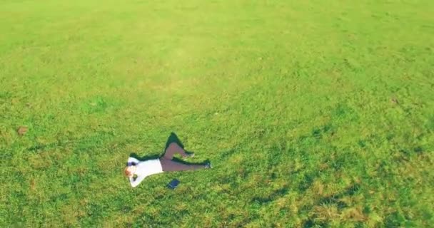 黄土高原绿草上的低轨道飞行与笔记本电脑垫. — 图库视频影像