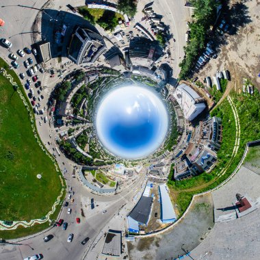 Kesişen yollar ve yollar olan havacılık şehri manzarası, binalar. Helikopter vuruldu. Panoramik resim.