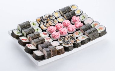 Japon Gıda Restoran, sushi maki gunkan rulo levha veya plakalı ayarlayın. Sushi seti ve kompozisyon