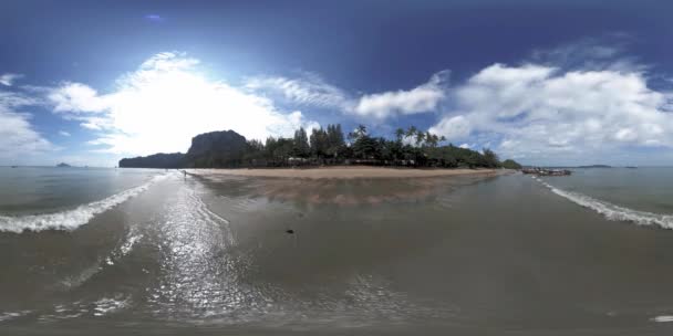 360 VR belle plage de sable marin et ciel. Le grand soleil dans les nuages touche l'horizon. Asiatique fond de plage de palmiers. Côte d'océan dégagée. Plage avec eau calme et bateaux de touristes. — Video