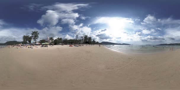 360 VR美丽的海滩、沙滩、沙滩和天空。云中的太阳直射地平线.亚洲棕榈滩背景。清除海洋海岸。海滩上有安静的水和观光船. — 图库视频影像