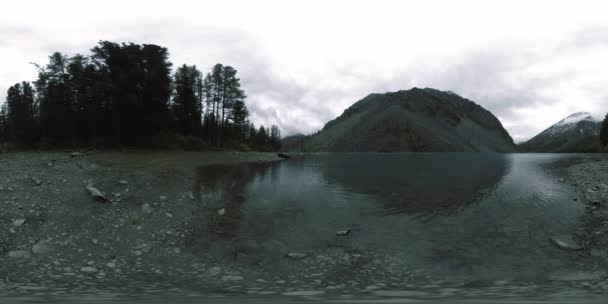 Horské jezero 360 vr v létě nebo na podzim. Divoká příroda a horské údolí. Zelený les borovic a rychlé mraky na obloze. — Stock video