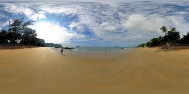 360 VR美しいビーチの海の砂と空.雲の中の大きな太陽が地平線に触れる。アジアのヤシのビーチの背景。透明度の高い海岸。静かな水と観光客のボートとビーチ. — ストック動画