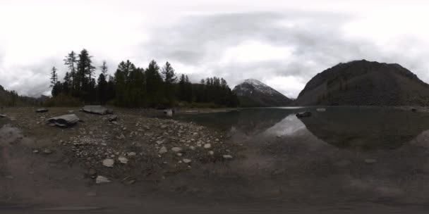 Mountain lake 360 vr at the summer or autumn time. Wild nature and rural mount valley. Green forest of pine trees and fast clouds on sky. — Stock Video