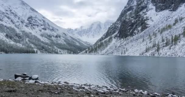 Snow mountain lake timelapse in the autumn time. Divoká příroda a horské údolí. Zelený les borovic a dramatické mraky na obloze. Motorizovaný posuvník Dolly — Stock video