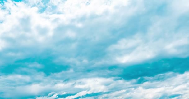 Bergweide time-lapse in de zomer of herfst tijd. Wilde natuur en platteland. Snelle wolken beweging, groen gras en zonnestralen. — Stockvideo