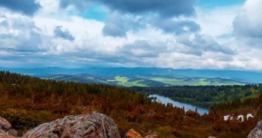 Dağ Gölü yaz ya da sonbahar zamanında zaman atlaması. Vahşi doğa ve kırsal alan. Bulutların hareketi, yeşil çimenler ve dramatik gökyüzü. Motorlu doli kaydırıcı