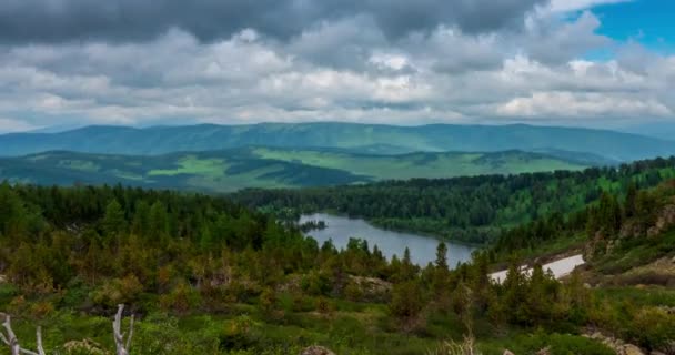 산 속의 호수는 여름이나 가을철에 시간 이 늦어 진다. 자연환경 과 시골 지역. 구름의 움직임, 푸른 풀, 극적 인 하늘. 모우터 버어 트 — 비디오