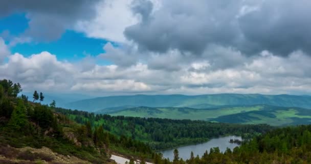 Mountain Lake time-lapse w okresie letnim lub jesiennym. Dzika przyroda i wiejskie pole. Ruch chmur, zielona trawa i dramatyczne niebo. Suwak z wózkiem silnikowym — Wideo stockowe