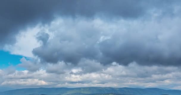 Λέικ του βουνού time-lapse το καλοκαίρι ή το φθινόπωρο. Άγρια φύση και αγροτικό πεδίο. Σύννεφα κίνηση, πράσινο γρασίδι και δραματικός ουρανός. Μηχανοκίνητος ολισθητήρας — Αρχείο Βίντεο