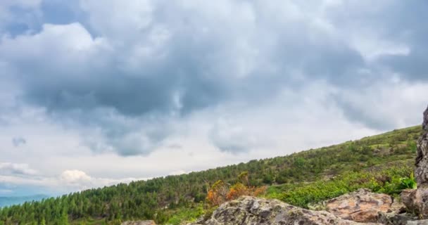 Dağ Gölü yaz ya da sonbahar zamanında zaman atlaması. Vahşi doğa ve kırsal alan. Bulutların hareketi, yeşil çimenler ve dramatik gökyüzü. Motorlu doli kaydırıcı — Stok video