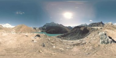 Kış mevsiminde VR Gokyo Ri Dağı Gölü. Vahşi Himalayalar yüksek irtifa doğa ve dağ vadisi. Kayalık yamaçlar buzla kaplı.