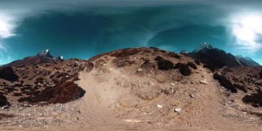 Nepal 'deki Dingboche ve Pheriche köyünün 4K VR' si, Everest ana kamp alanının temel noktası. EBC. Dağdaki Budist aptallığı..