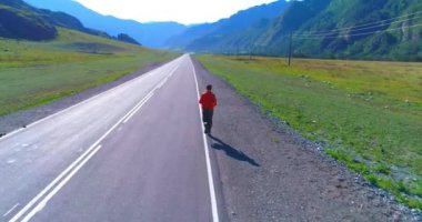 Mükemmel asfalt yolda sporcunun önünde alçak irtifa uçuşu.
