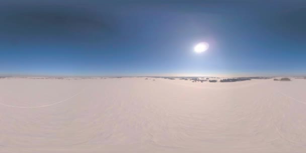 360 VR drone luchtfoto van het koude winterlandschap Arctische veld, bomen bedekt met vorst sneeuw, ijs rivier en zonnestralen over de horizon. Extreem lage temperatuur weer. Langzame verticale beweging. Tillen — Stockvideo
