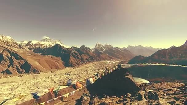 Gokyo Ri dağın tepesinde. Tibet Budist bayrağı. Vahşi Himalayalar yüksek irtifa doğa ve dağ vadisi. Buzla kaplı kayalık yamaçlar. Panorama hareketi 360 derece — Stok video