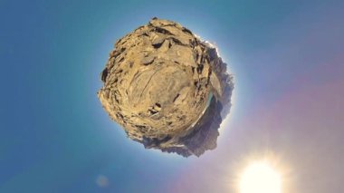 360 VR Gokyo Ri dağ tepesi. Tibet Budist bayrağı. Vahşi Himalayalar yüksek irtifa doğa ve dağ vadisi. Buzla kaplı kayalık yamaçlar. Küçük gezegen dönüşümü.