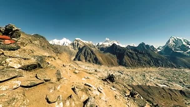 360 VR Gokyo Ri cima de la montaña. Bandera budista tibetana de oración. Himalaya salvaje naturaleza de gran altitud y valle del monte. Pendientes rocosas cubiertas de hielo. Movimiento panorámico — Vídeo de stock