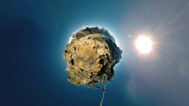 360 VR Gokyo Ri topo da montanha. Oração tibetana bandeira budista. Himalaias selvagens natureza de alta altitude e monte vale. Encostas rochosas cobertas de gelo. Pequena transformação do planeta. — Vídeo de Stock