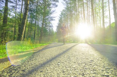Adam güzel bir yaz gününde şehir parkında koşuyor. Spor fitness modeli Kafkasya etnik köken eğitimi.