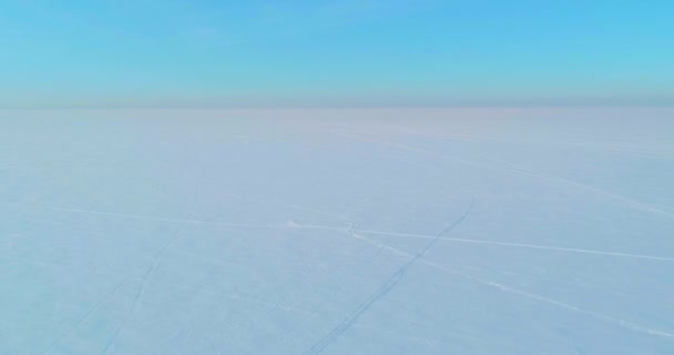 Vista aérea da paisagem fria inverno campo ártico, árvores cobertas com neve geada, rio de gelo e raios de sol sobre o horizonte. Tempo extremo de baixa temperatura. — Vídeo de Stock